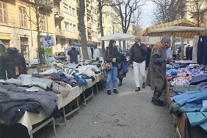 Corsa al posto auto che non c’è: «Noi commercianti esasperati»