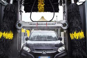 Sfruttamento e violenze in tre autolavaggi: quattro indagati per caporalato