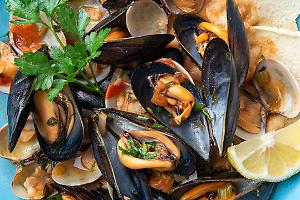 Frutti di mare crudi vietati nei locali: multa fino a 20mila euro con l’ordinanza contro l’Epatite A