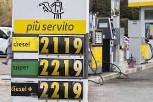 Come controllare se il prezzo della benzina è davvero corretto dopo il taglio delle accise