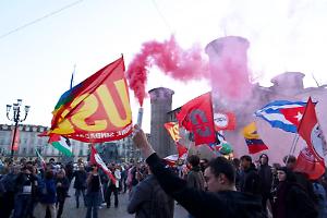 "Fuori il Pd dal presidio". E il comitato del "No" parte in corteo