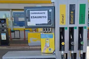 Carburante esaurito nei distributori italiani: cosa sta succedendo?