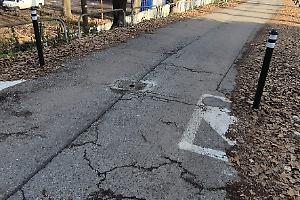 Rimosso e gettato il dissuasore: e il parco torna a essere una discarica abusiva