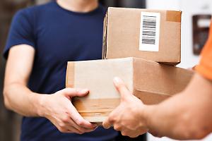 Decreto Fiscale: saltano le tasse sui dividendi e slitta il rincaro dei pacchi extra UE