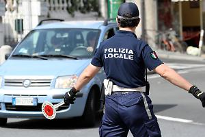 Venaria, auto perde carburante: intervento dei Vigili del Fuoco e della Polizia Locale