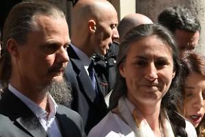 Dal caso mediatico al libro: la “famiglia nel bosco” ora racconta (e monetizza) la propria storia