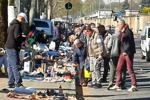 Torino, il Suk di via Carcano tra le auto, residenti furiosi: «Non ci sono vigili, il Barattolo è chiuso»