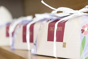 Pasqua solidale al mercato di corso Brunelleschi, donate colombe a chi raccoglie gli avanzi da terra