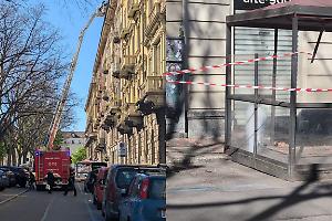 Paura a San Salvario, piovono tegole da un palazzo: arrivano i vigili del fuoco