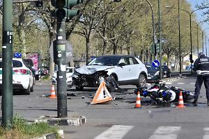 Scontro tra auto e moto a Torino: 25enne sbalzato e portato al CTO