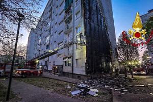 Torino, incendio nella notte in via Artom: fiamme sulla facciata di un palazzo