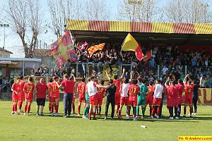Tre ex calciatori del Bra indagati per violenza sessuale dopo la festa per la promozione in Serie C