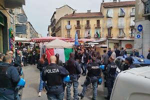 «Qui fino a che penzolerete»: il “caldo benvenuto” ai vannacciani