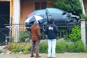 Esce di strada, "decolla" e finisce nel cortile di un'abitazione: un ferito nell'incidente