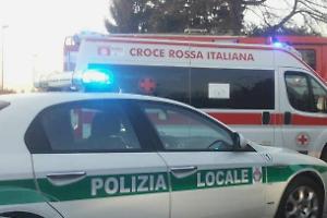 Malore al volante a Settimo, l’auto si schianta contro un bar: paura in via Ferraris