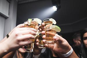 Alcol, allarme in Italia: milioni di consumatori a rischio e migliaia di minorenni coinvolti