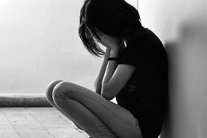 Biella, scatti rubati a una 15enne diffusi nelle scuole: 8 indagati per pedopornografia e istigazione al suicidio