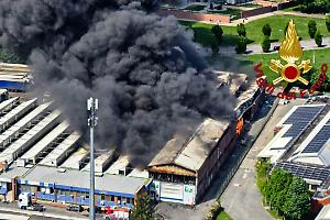 Beinasco, maxi incendio nella zona industriale: fumo nero e soccorsi in azione [VIDEO]