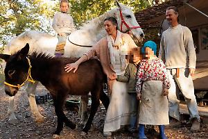 Famiglia nel bosco, svolta verso il ricongiungimento: la decisione passa alla Corte d’Appello