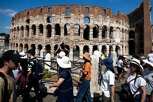 Turismo in Italia in crescita: Roma guida il rilancio del settore secondo Federalberghi