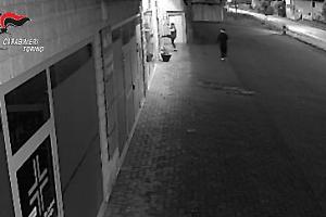 Giovanissimi, violenti e senza freni: spaccata all’alba in un negozio della provincia