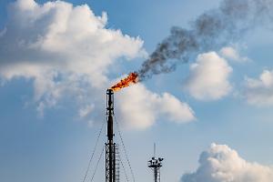 Legambiente: Italia in difficoltà energetica tra dipendenza dai fossili e bollette record