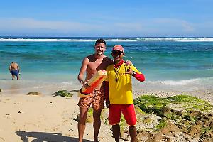 Bali, donna in difficoltà tra le onde: il salvataggio arriva dalla spiaggia