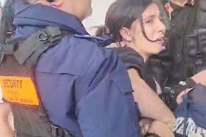 Stazione centrale Milano, borseggiatrice aggredisce un addetto alla sicurezza [VIDEO]