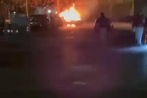 Nichelino, auto in fiamme in via Cacciatori: paura tra i residenti  [FOTO E VIDEO]
