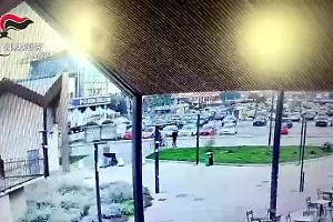 Aggrediscono una donna in sedia a rotelle e scappano: arrestato un 23enne [VIDEO]