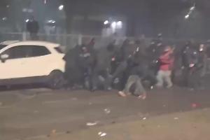 Colpito e preso a calci sulla schiena: in 6 contro un agente senza casco - IL VIDEO SHOCK