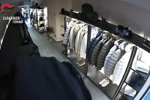 Torino, arrestati i "ladri di giubbotti": avevano rubato merce per 20 mila euro e sfondato la vetrina con un'auto