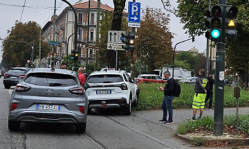 Torino, incidente in corso Einaudi: taxi finisce sull'aiuola