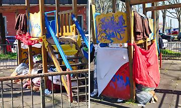 Il senzatetto trasforma un gioco dei bambini nella sua "casa"