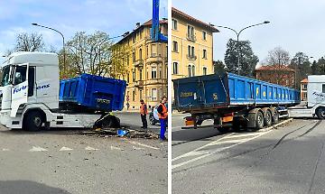 Incidente a Torino: perde il controllo del camion e rade al suolo cartelli e spartitraffico