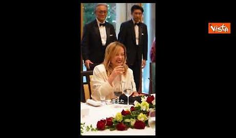 Meloni, compleanno a Tokyo: la premier giapponese le canta (in italiano) "Tanti auguri"