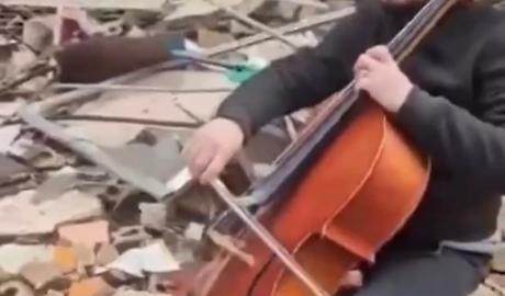Violoncellista suona tra le macerie di Beirut, melodia di speranza