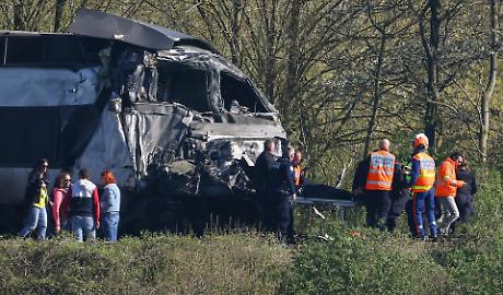 Tragedia in Francia, TGV si schianta contro un camion: morto il macchinista, passeggeri feriti 