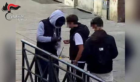 Torino, spaccio a due passi dalle scuole: cinque arresti in Santa Giulia