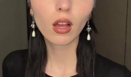 Meelly Mayden insultata sui social: &ldquo;Che mostro&rdquo;, bufera su una farmacia dopo il commento shock