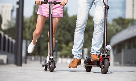 Auto si scontra con un monopattino, 15enne in codice rosso al Cto