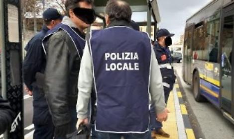 Lo spinge gi&ugrave; dal tram perch&eacute; voleva controllargli il biglietto: controllore 62enne ferito