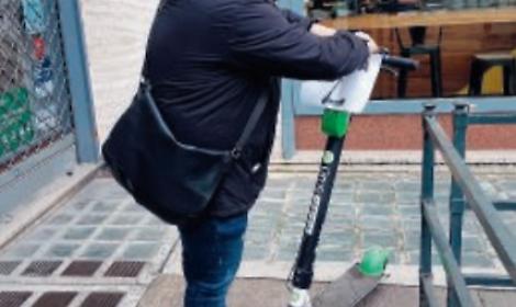 «Inciampiamo e ci insultano pure» La città-trappola per i non vedenti