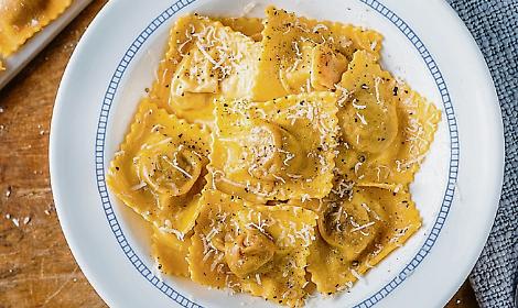 Parmigiano e noce moscata nei tortelli ripieni di zucca