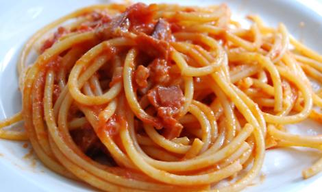 Guanciale, pecorino, pomodoro L’amatriciana è sempre di moda