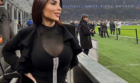 Look audace e classe: Marialuisa Jacobelli conquista gli spalti di San Siro