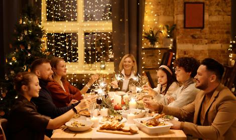 Natale in compagnia: ad Alba la Caritas apparecchia un pranzo per tutti