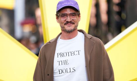 Cosa significa la maglia Protect The Dolls di Pedro Pascal?