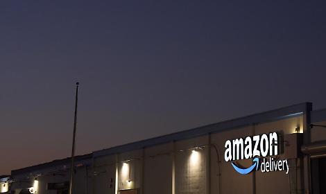 Amazon lancia la moda di lusso con Saks: un passo importante nel fashion online