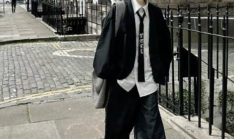 Metteresti una giacca elegante con un paio di sneakers? Scopri la nuova moda del formal streetwear